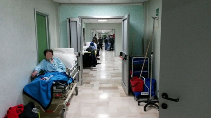 Barelle nel corridoio dell'ospedale Moscati