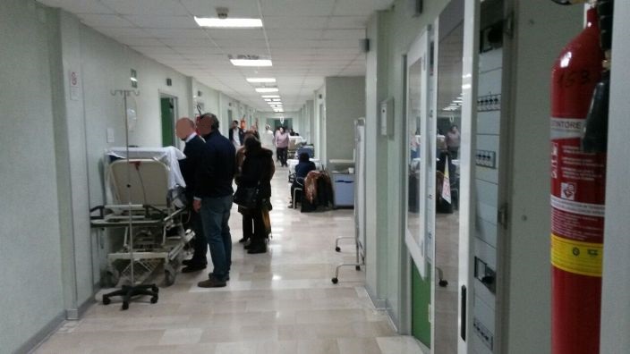 Barelle nel corridoio dell'ospedale Moscati