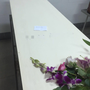 funerali comune di napoli bara in legno
