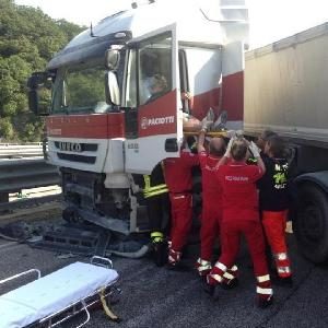 Dolore di orecchio a una gola del collo sulla parte giusta