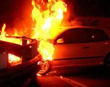 auto incendiata (foto archivio)