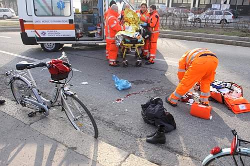Anziana scippata cade da bici, è in coma (Corriere.it)