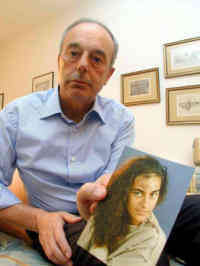 Beppe Englaro con la foto di Eluana