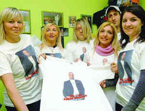 Alcune componenti del fan club di Azouz, con la maglietta del tunisino (foto La Stampa.it)