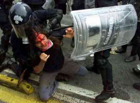 scontri tra Polizia e manifestanti al G8 di Genova
