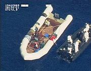 Gommone con a bordo eritri affiancato da motovedetta maltese (Reuters)