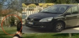 l'auto di Salvatore Parolisi, a sinistra quella che potrebbe essere la stessa vettura, dietro ai cespugli