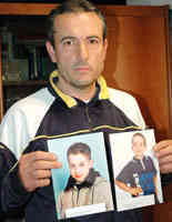 Filippo Pappalardi con le foto dei due figli Ciccio e Tore