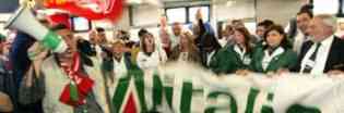 le proteste dei lavoratori Alitalia