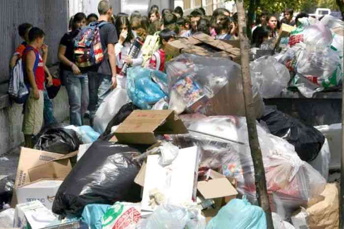 alunni costretti a percorrere tra i rifiuti il tragitto casa-scuola