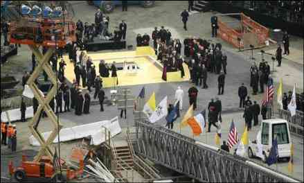 Papa Benedetto XVI a Ground Zero (foto Repubblica.it)