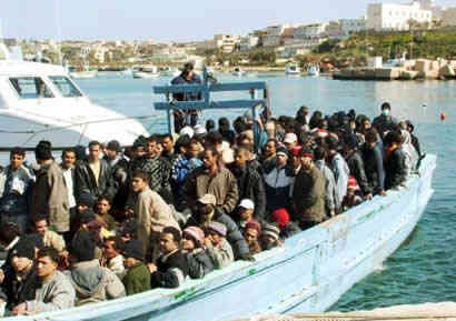 Un barcone con a bordo immigrati clandestini