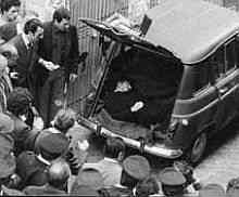 il cadavere di Moro ritrovato il 9 maggio 1978 in via Caetani, a Roma