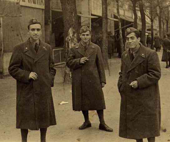 Raffaele Muccio (al centro) il 14.11.1942, pochi giorni prima della partenza per il fronte