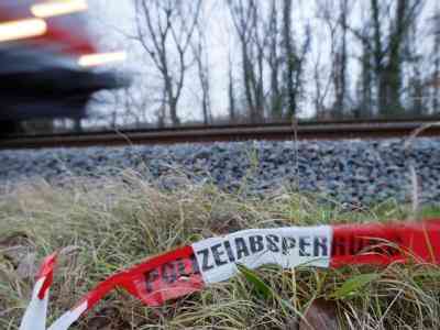 tragedia in germani, tre fratellini investiti da un treno