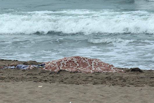 un cadavere sulla spiaggia (foto www.ottopagine.it)