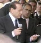 Silvio Berlusconi consegna le chiavi ad una signora di Onna