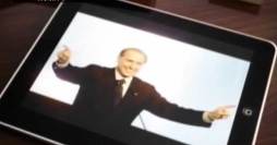 l'immagine di Berlusconi su un Ipad durante la manifestazione