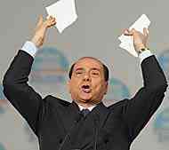 Berlusconi strappa il programma del Pd (foto del Corriere della Sera)