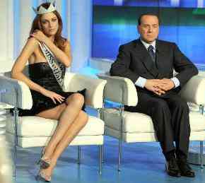 Miss Italia accanto a Berlusconi (foto Repubblica.it)