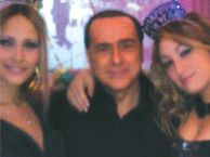 la foto pubblica da Il Giornale che mostra Berlusconi con Noemi e Roberta