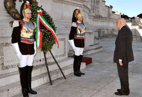 Giorgio Napolitano all'Altare della Patria (foto Ansa)