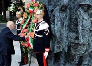 Giorgio Napolitano dinanzi al monumento ai Caduti sul Lavoro