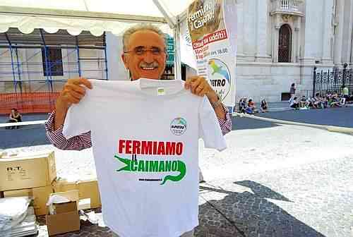 La maglietta contro Berlusconi (foto Corriere.it)