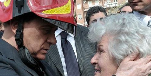 Berlusconi conforta un'anziana donna (foto ANSA)