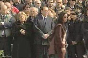 Berlusconi tra i parenti delle vittime