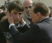 Il premier Berlusconi conforta i parenti delle vittime