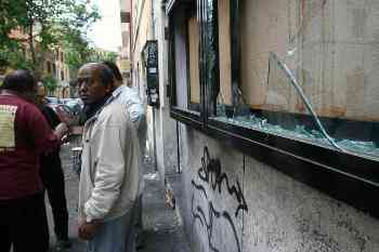 una vetrina rotta al quartiere Pigneto di Roma (foto Repubblica.it)