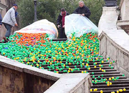 Cecchini (a sinistra) lancia assieme ad altri le palline lungo la scalinata di Trinità dei Monti (foto La Stampa)