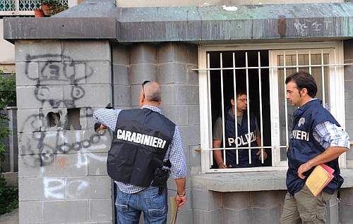 Polizia e carabinieri in azione nel ghetto (corriere.it)
