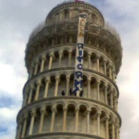 lo striscione sulla Torre di Pisa