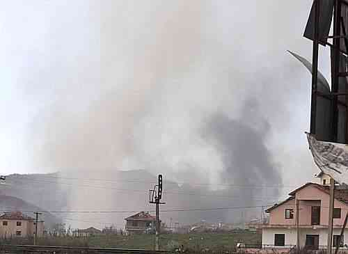 Inferno a Vora, vicino Tirana (foto Reuters)