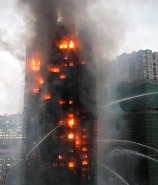 l'edificio in fiamme a Shangai