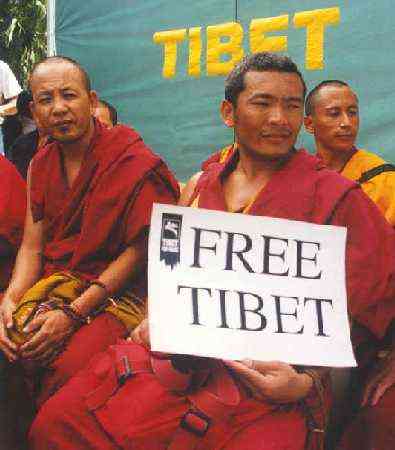 Monaci tibetani inneggiano all