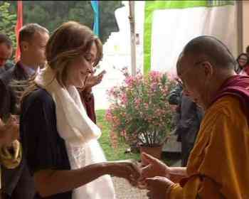 Carla Bruni incontra il Dalai Lama (AFP)