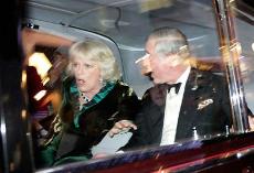 Carlo e Camilla in auto durante la protesta