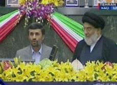 Ahmadinejad giura alla presenza dell'ayatollah Khamenei