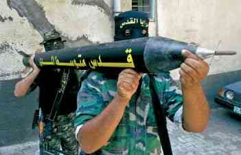 miliziani lanciano un missile qassam