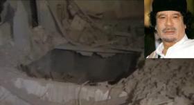 Gheddafi e un'immagine del bunker bombardato