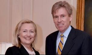 Nella foto: Chris Stevens con Hillary Clinton