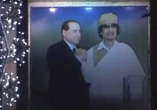 Muammar Gheddafi e Berlusconi in un poster affisso per le strade di Tripoli