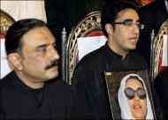 Asif e Bilawal Ali Zardari con la foto della Bhutto