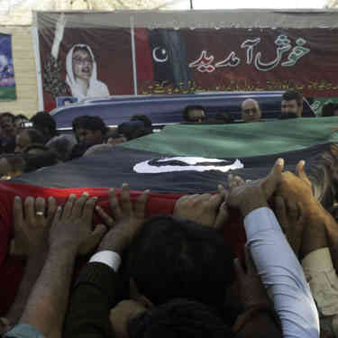 Il feretro di Benazir Bhutto