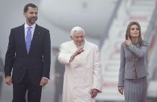 Il Papa tra il principe Felipe e la moglie Letizia