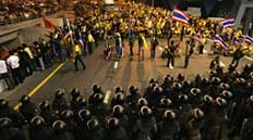 Il blocco della polizia contro i manifestanti (Reuters)