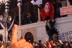 Tunisi, i manifestanti contro nuovo governo: “Compromesso con Ben Ali”